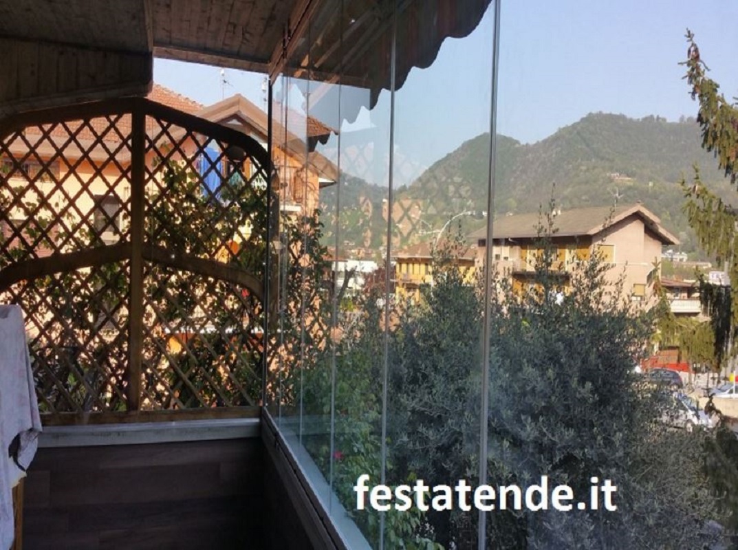 Chiusura balcone con vetri e tende antivento e antipioggia Grigliati per balconi in pvc