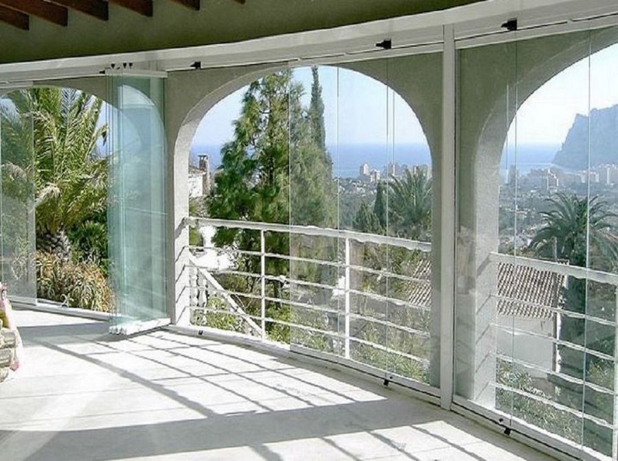 Chiusura balcone con vetri e tende antivento e antipioggia Vetrate per balconi