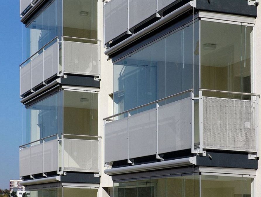 Chiusura balcone con vetri e tende antivento e antipioggia Balcone chiuso da vetrate