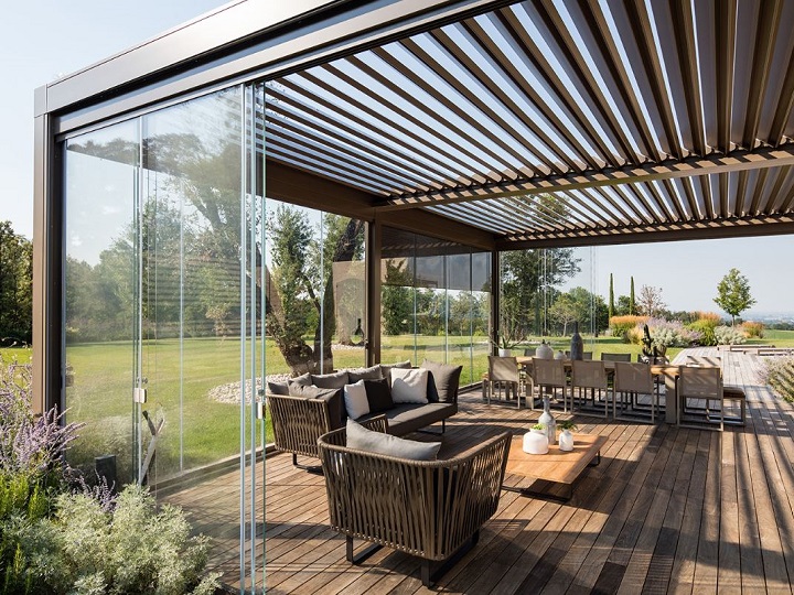 pergola bioclimatica con chiusure vetrate