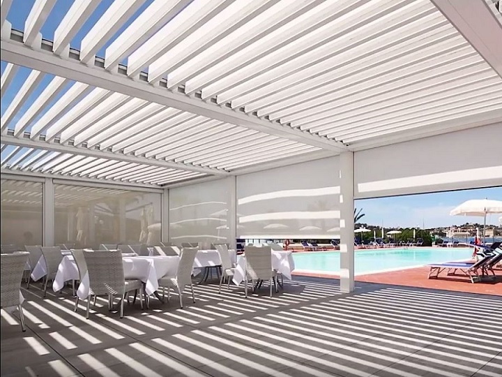 pergola bioclimatica con tende avvolgibili