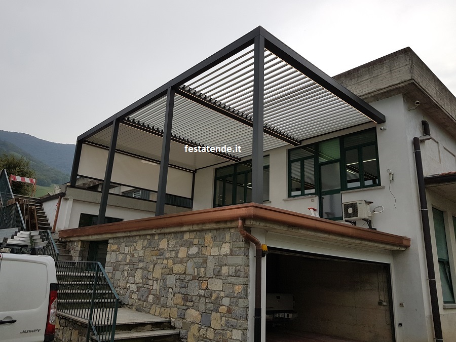 COPERTURE PER TERRAZZI BIOCLIMATICHE CON LAMELLE ORIENTABILI
