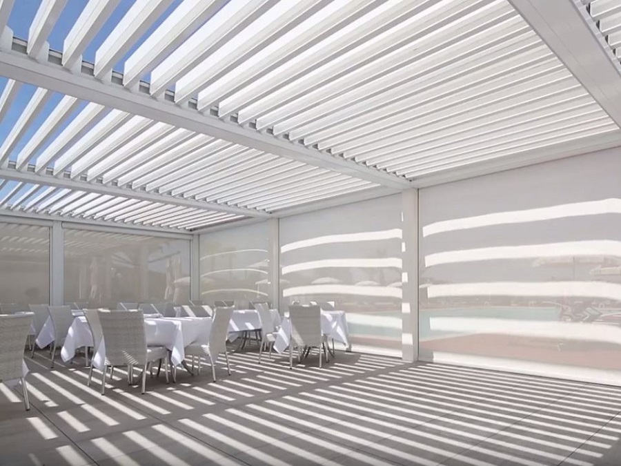 PERGOLA BIOCLIMATICA A LAMELLE ORIENTABILI ADDOSSATA CON TENDE CHIUSE INTEGRATE NELLA STRUTTURA OPERA PRATIC