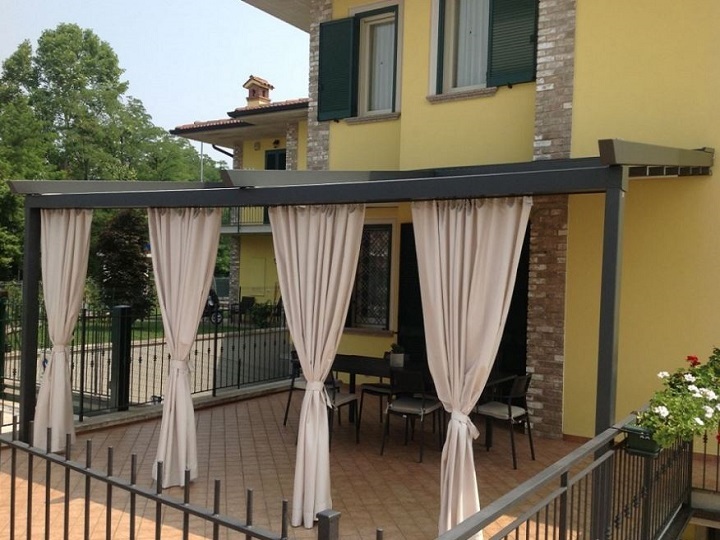 PERGOLE ADDOSSATE CON TENDE