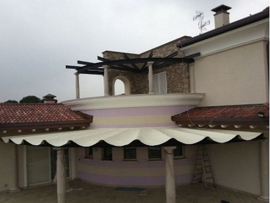COPERTURE IMPERMEABILI IN PVC PER TETTOIE