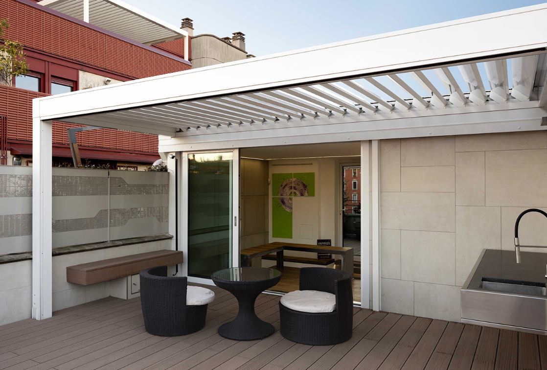 PERGOLA BIOCLIMATICA A LAMELLE ORIENTABILI ADDOSSATA OPERA PRATIC