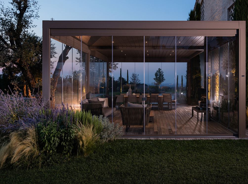 PERGOLA BIOCLIMATICA A LAMELLE ORIENTABILI ADDOSSATA CON VETRATE OPERA PRATIC