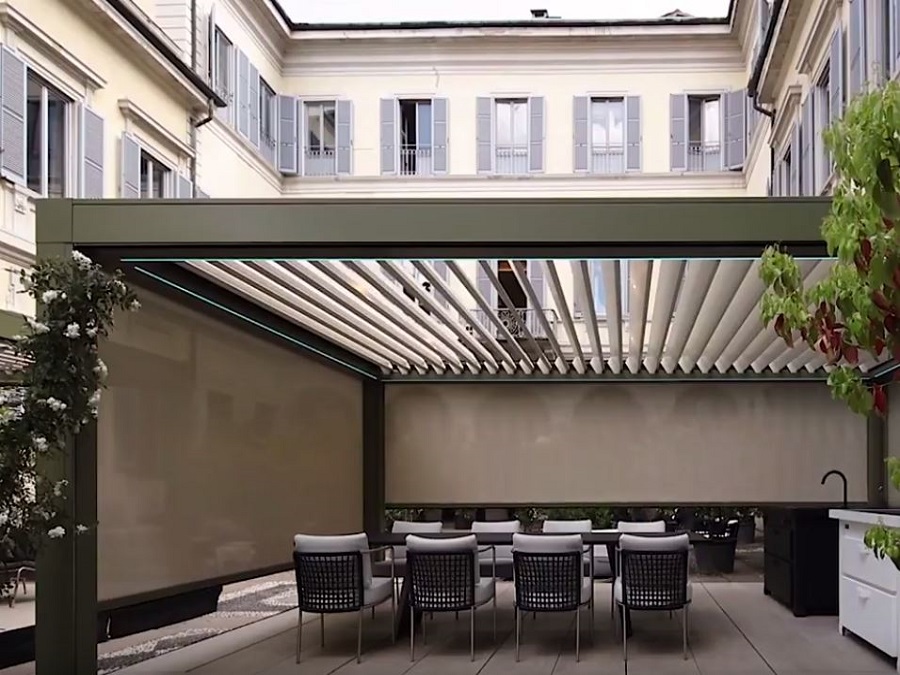 PERGOLA BIOCLIMATICA AUTOPORTANTE A LAMELLE ORIENTABILI CON TENDE INTEGRATE NELLA STRUTTURA OPERA PRATIC
