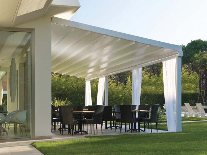 PERGOLA ADDOSSATA PER BAR E RISTORANTI