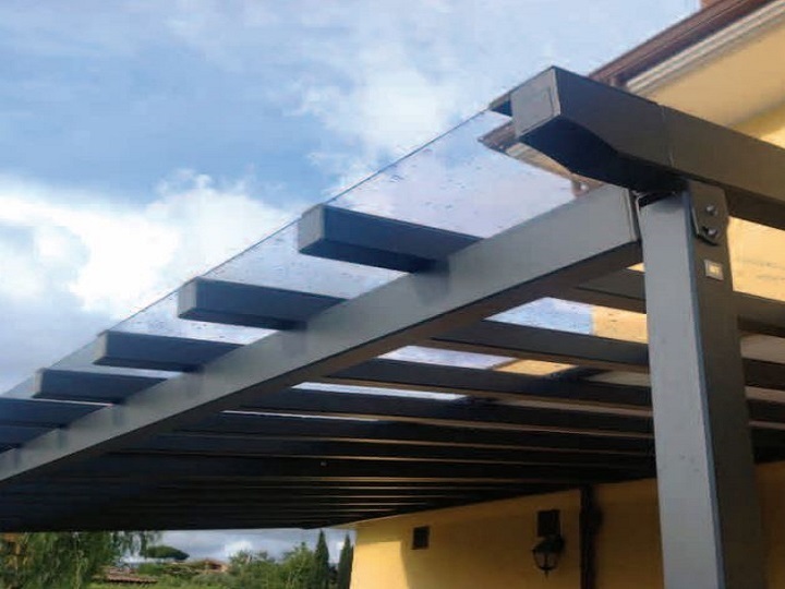 PERGOLA ADDOSSATA ALLUMINIO E POLICARBONATO
