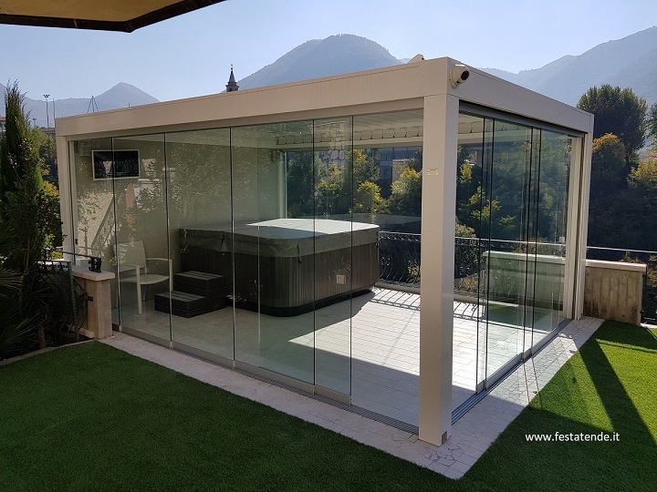 PERGOLA BIOCLIMATICA CHIUSA CON VETRATE