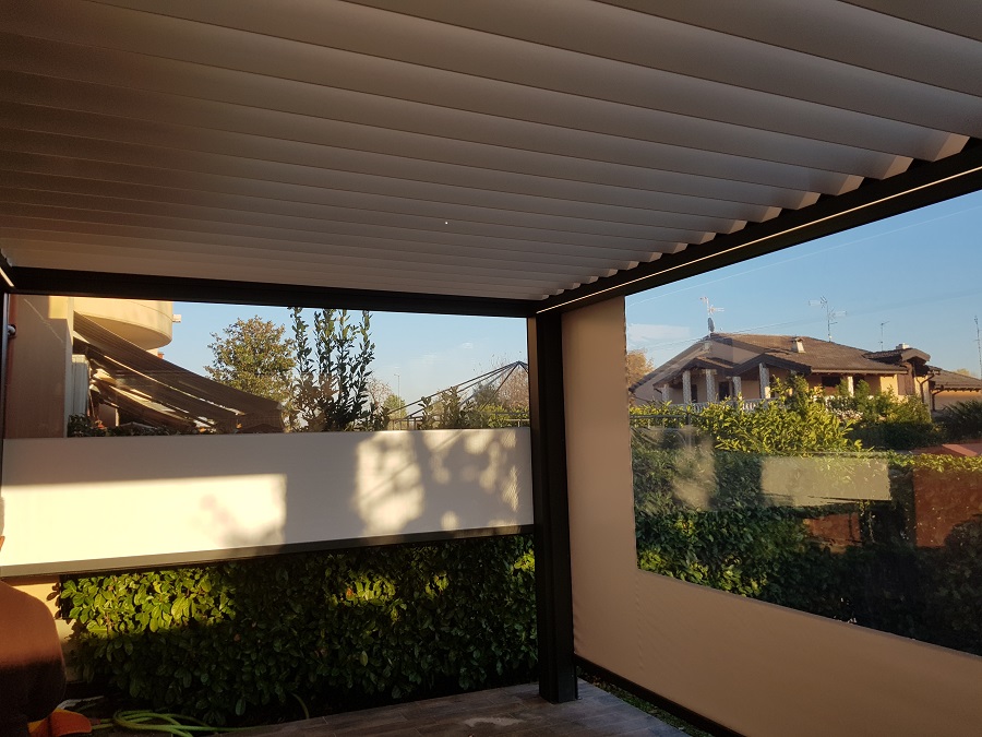 PERGOLATO BIOCLIMATICO CON CHIUSURE IN PVC